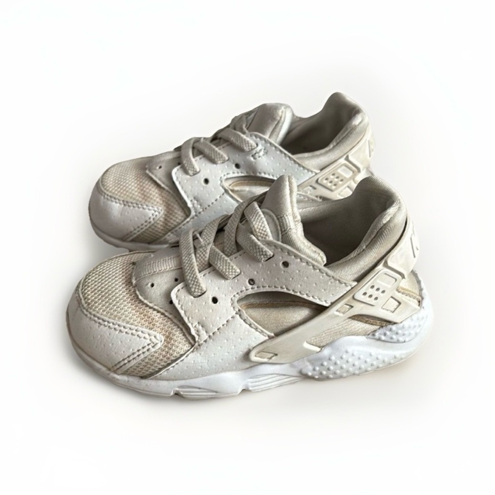 Nike Kids Sneakers in Cream and White
